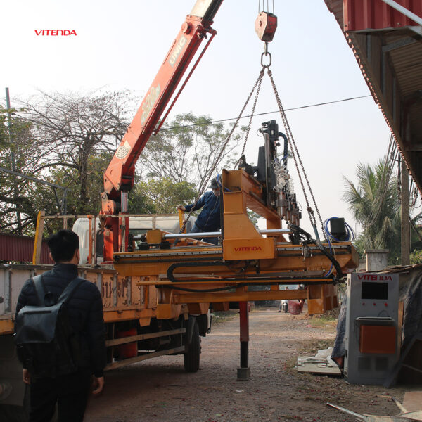 Cẩu máy chế tác đá lên xe giao cho xưởng khách hàng ở tỉnh