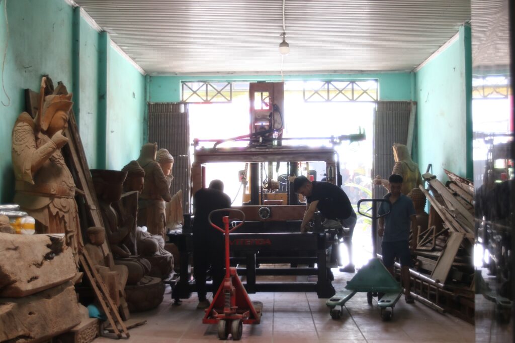 Giao máy CNC 5 trục nghệ nhân đục tượng ở Sơn Đồng