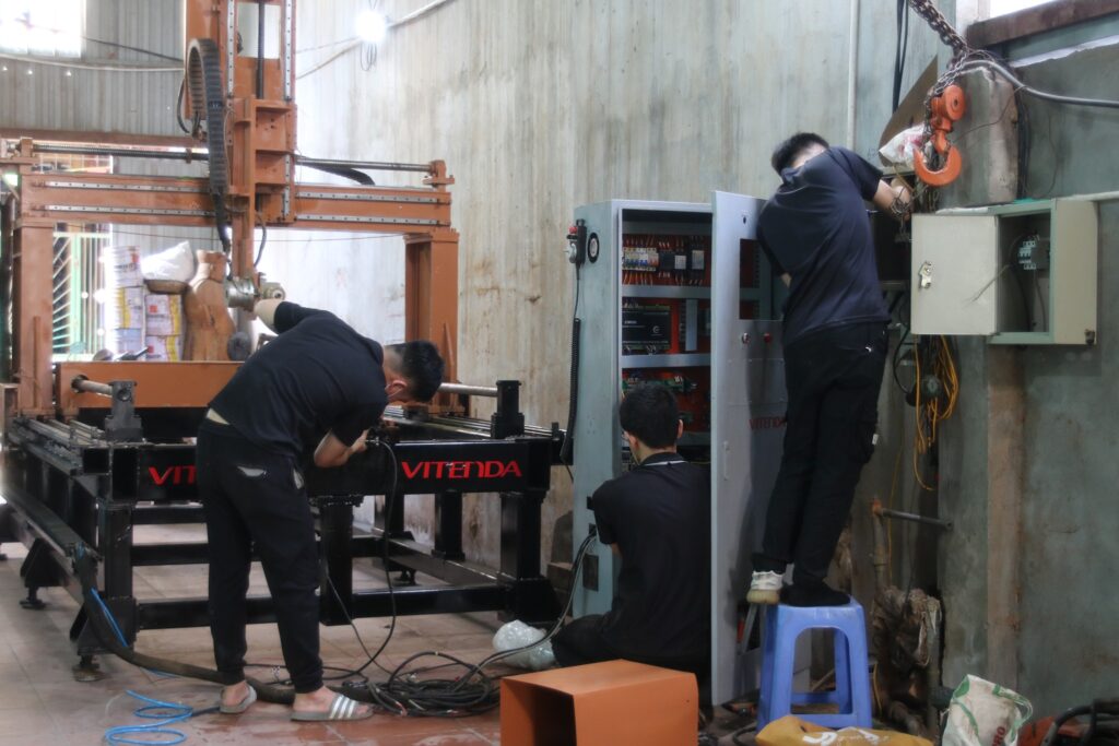 Kỹ thuật của Vitenda đang lắp đặt máy cho khách hàng