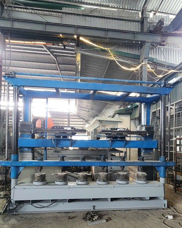 Máy CNC 4D dạng đứng của Vitenda với sáu đầu gá phôi trên mâm xoay