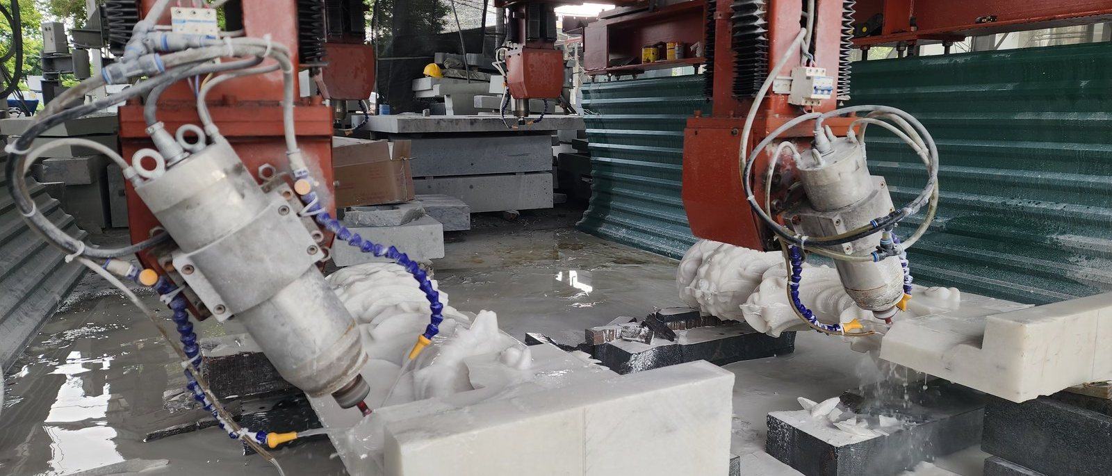 Hai đầu đục của máy CNC 4D Vitenda đang gia công hai phôi tượng đá cùng lúc