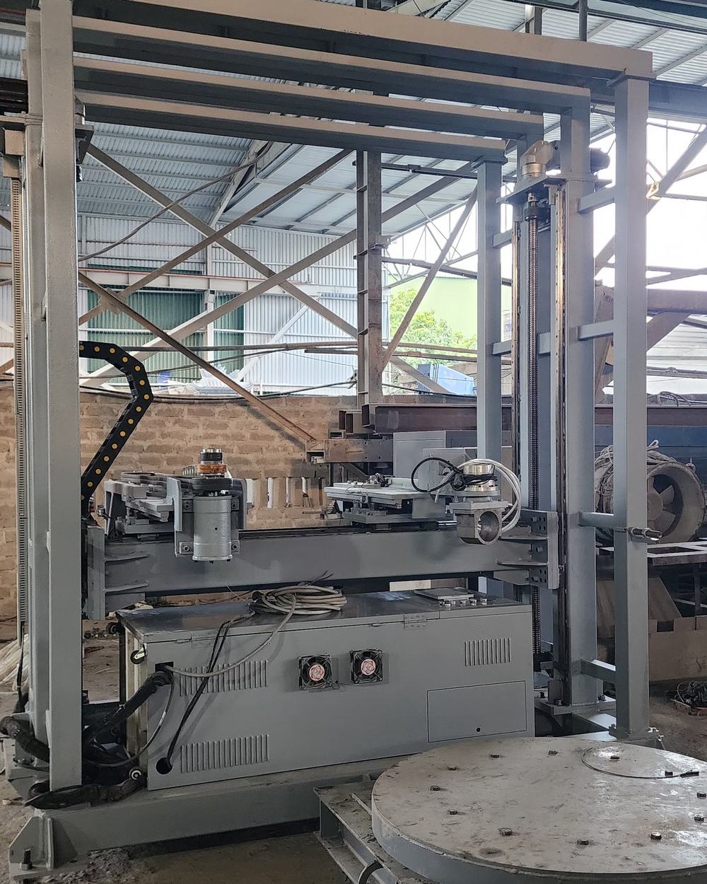 Máy đứng 5 trục Vitenda hai chức năng cưa đĩa và dao đục, phôi đặt trên mâm xoay