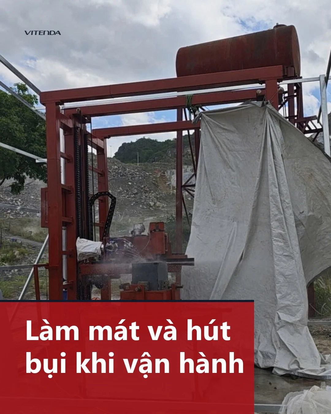 Máy điêu khắc đá 3D đang gia công có tia nước làm mát và bụi đá ở vùng cắt, đặt ngoài trời