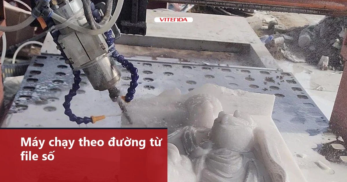 Đầu dao máy CNC Vitenda đang chạy trên phôi đá, minh hoạ máy cắt theo đường chạy từ file số