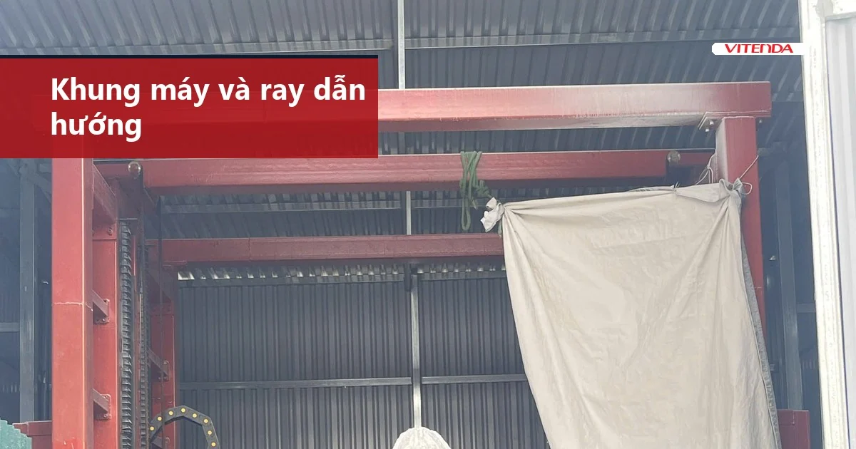 Khung thép và thanh răng dẫn hướng của máy CNC điêu khắc đá Vitenda trong xưởng