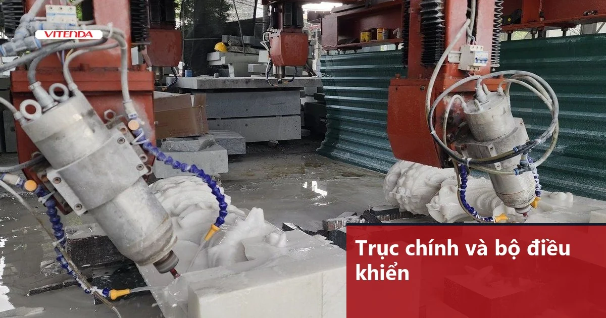 Hai cụm trục chính có ống làm mát đang đục phôi đá trên máy CNC Vitenda