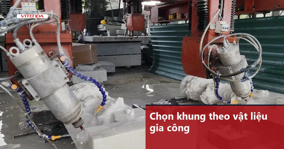 Hai đầu đục của máy CNC Vitenda đang gia công phôi đá trắng trên bàn máy, cho thấy khung phải chịu lực cắt lớn