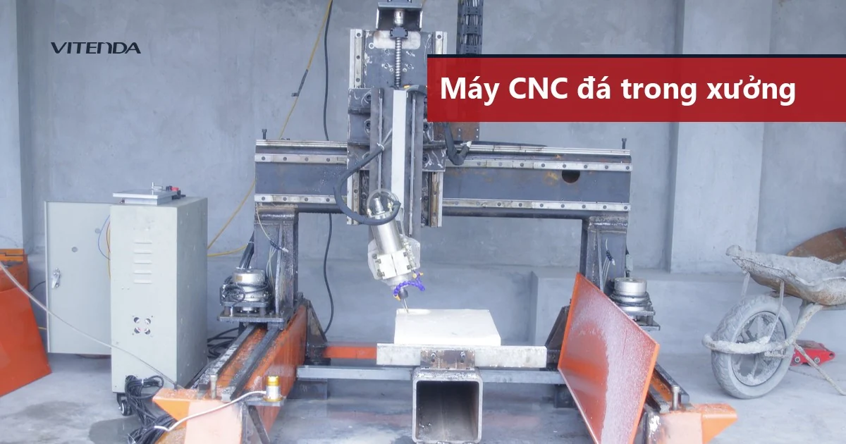 Máy CNC điêu khắc đá Vitenda đặt trong xưởng, đầu dao phía trên phôi đá trắng