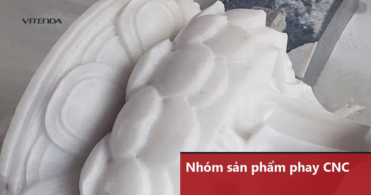 Chi tiết đá trắng có hoa văn nổi khối vừa phay xong bằng máy CNC, một ví dụ sản phẩm phay CNC