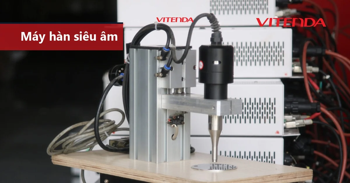 Máy hàn siêu âm với đầu hàn rung ép xuống chi tiết đặt trên bàn máy