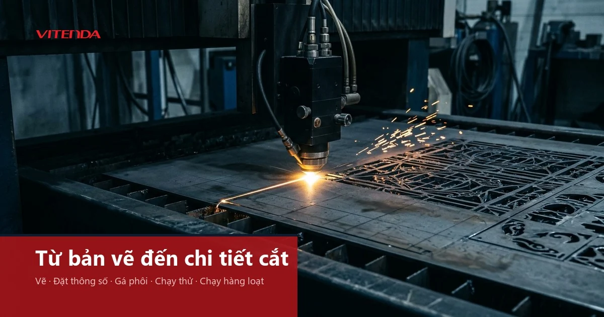 Đầu laser của máy CNC laser cắt tấm thép, đường cắt sáng và hoa văn đã cắt, kèm năm bước từ bản vẽ đến chi tiết