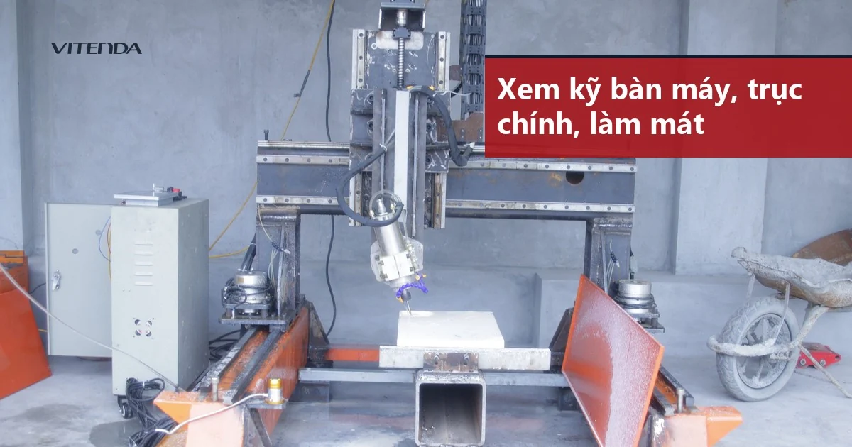 Máy CNC điêu khắc đá Vitenda với bàn máy, trục chính và vòi nước làm mát đang chạm tấm đá trắng