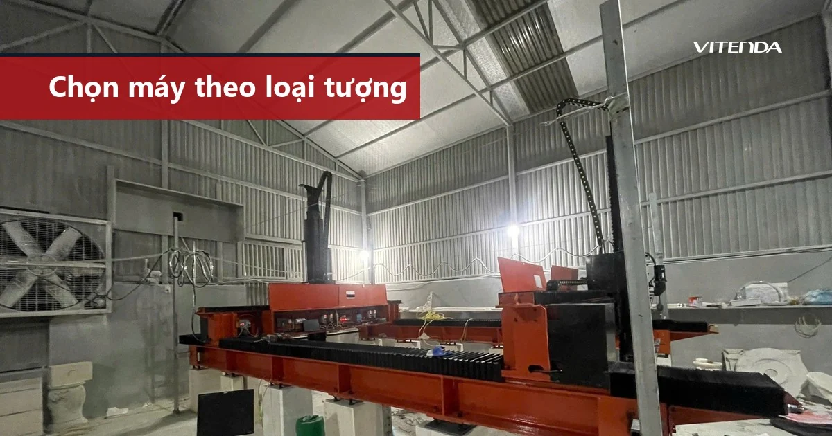 Máy CNC khổ lớn của Vitenda đặt trong xưởng gia công đá, khung dầm đỏ và hai cụm đầu dao