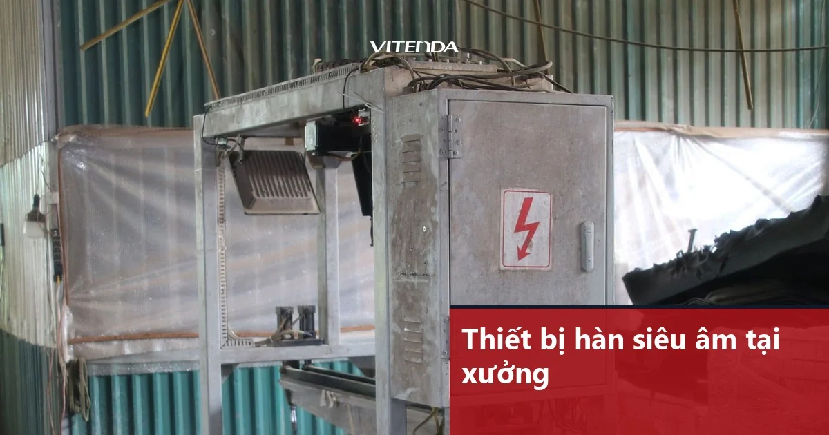 Thiết bị hàn siêu âm với khung máy và tủ điện đặt trong xưởng của Vitenda