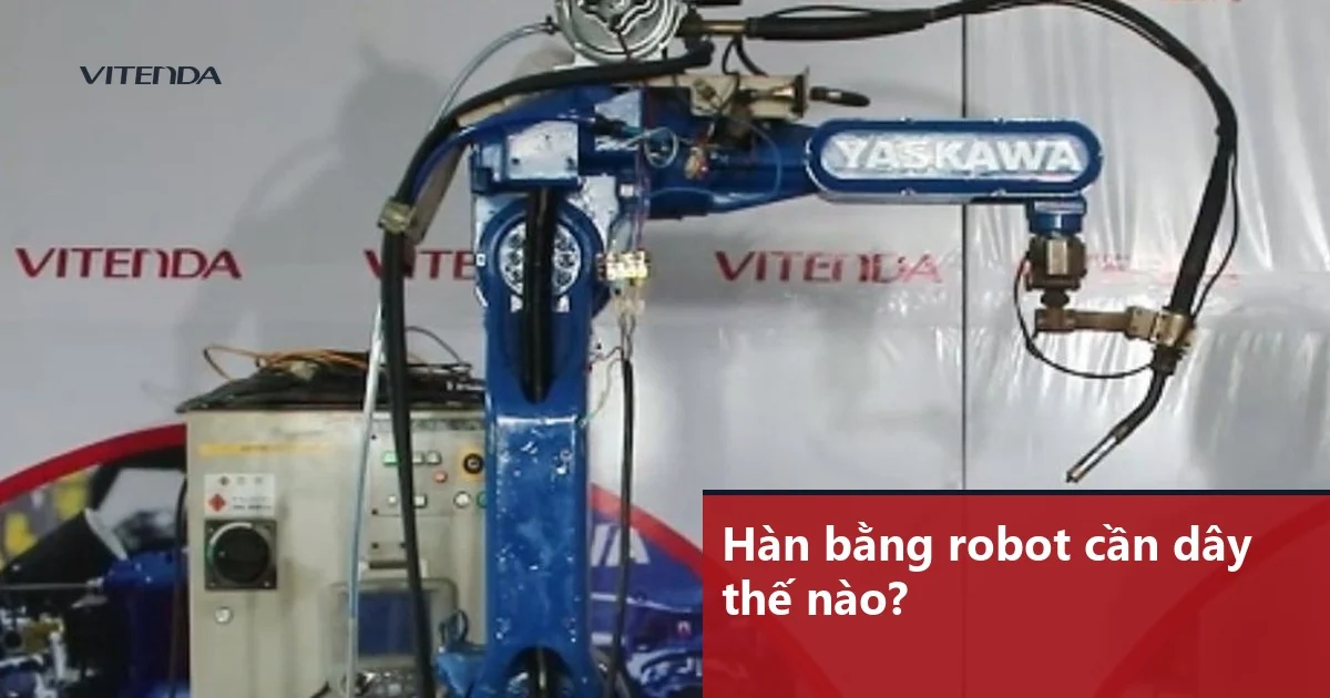 Robot hàn Yaskawa có cuộn dây hàn gắn trên cánh tay và cáp cấp dây dẫn tới súng hàn
