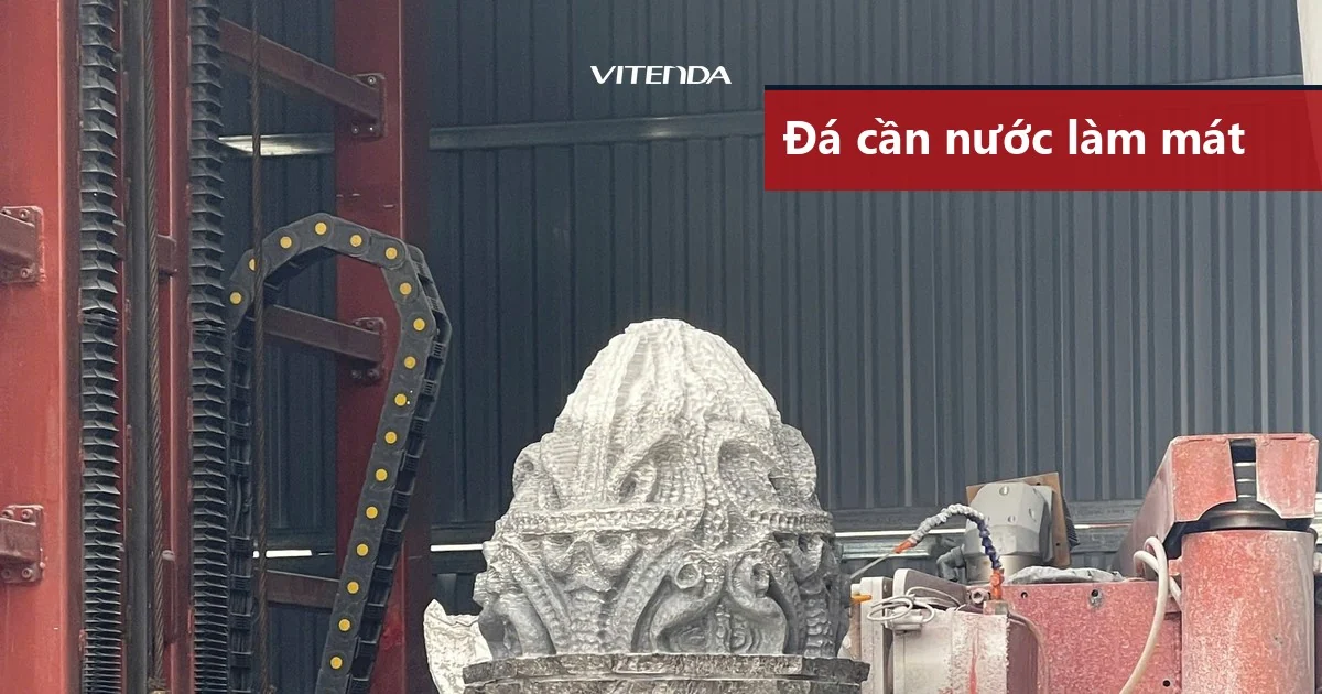 Chi tiết đá được chạm hoa văn nổi trên máy CNC điêu khắc đá, ống dẫn nước làm mát nằm cạnh đầu dao