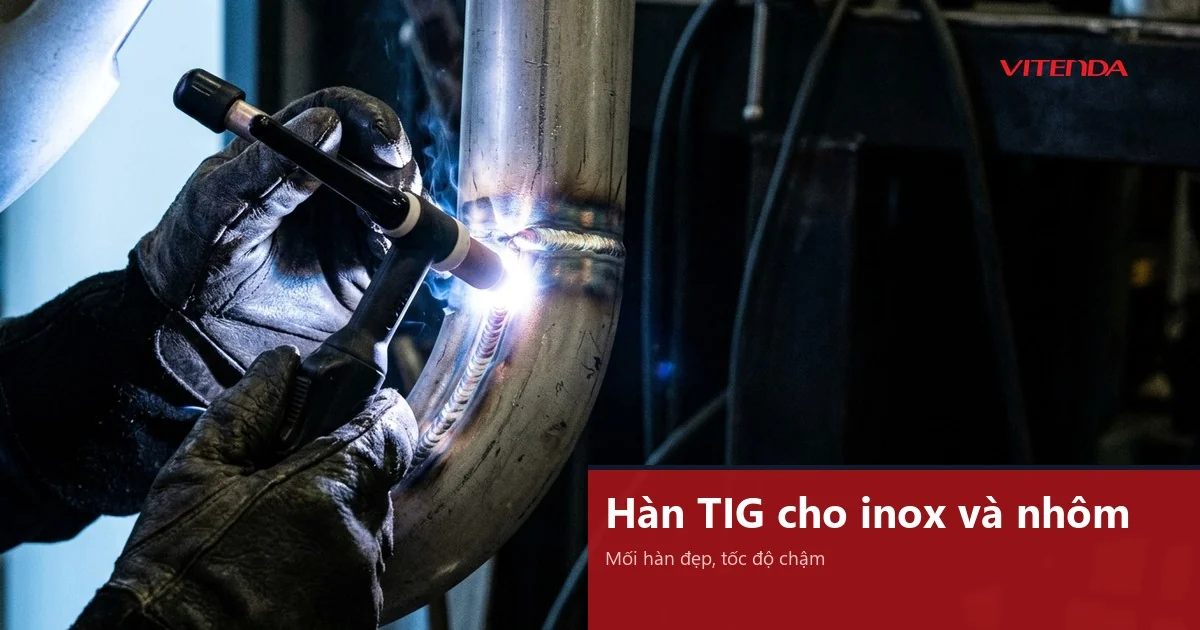 Cận cảnh mỏ hàn TIG tạo hồ quang trên mối nối ống inox, minh hoạ nhóm máy hàn điện TIG