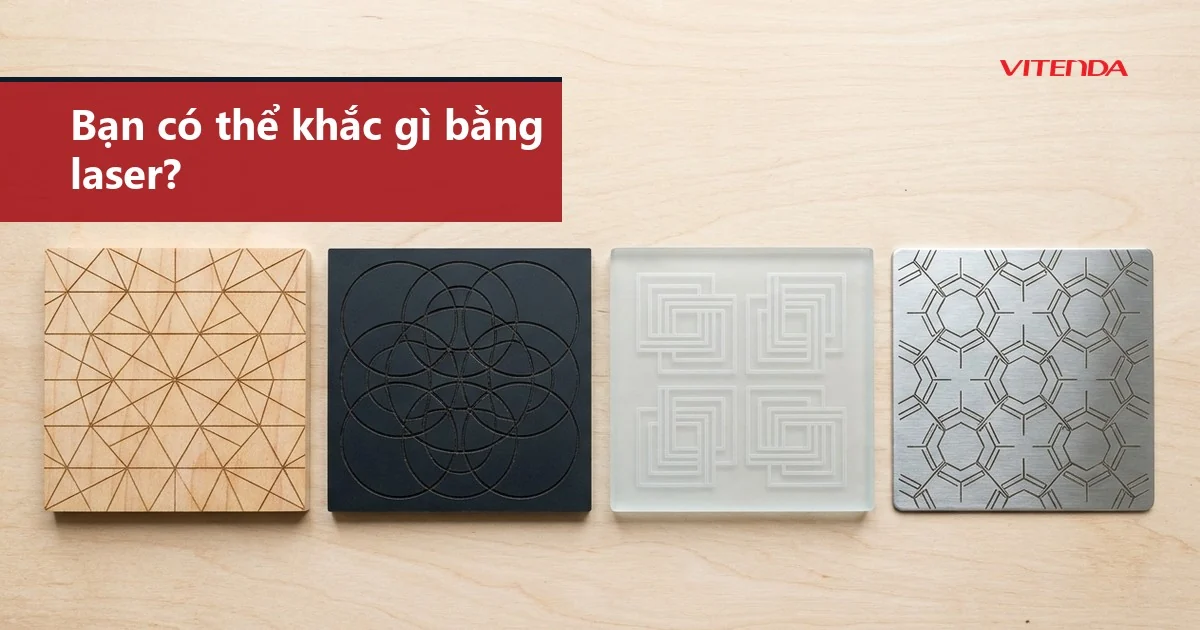 Bốn tấm mẫu gỗ, acrylic đen, kính mờ và thép không gỉ khắc họa tiết hình học bằng laser, đặt cạnh nhau