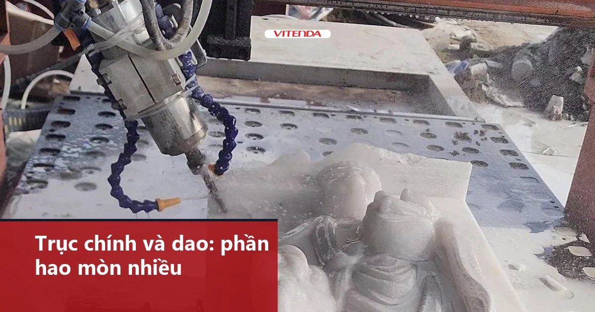 Trục chính gắn dao đang gia công phôi đá trên bàn máy CNC Vitenda, có vòi làm mát