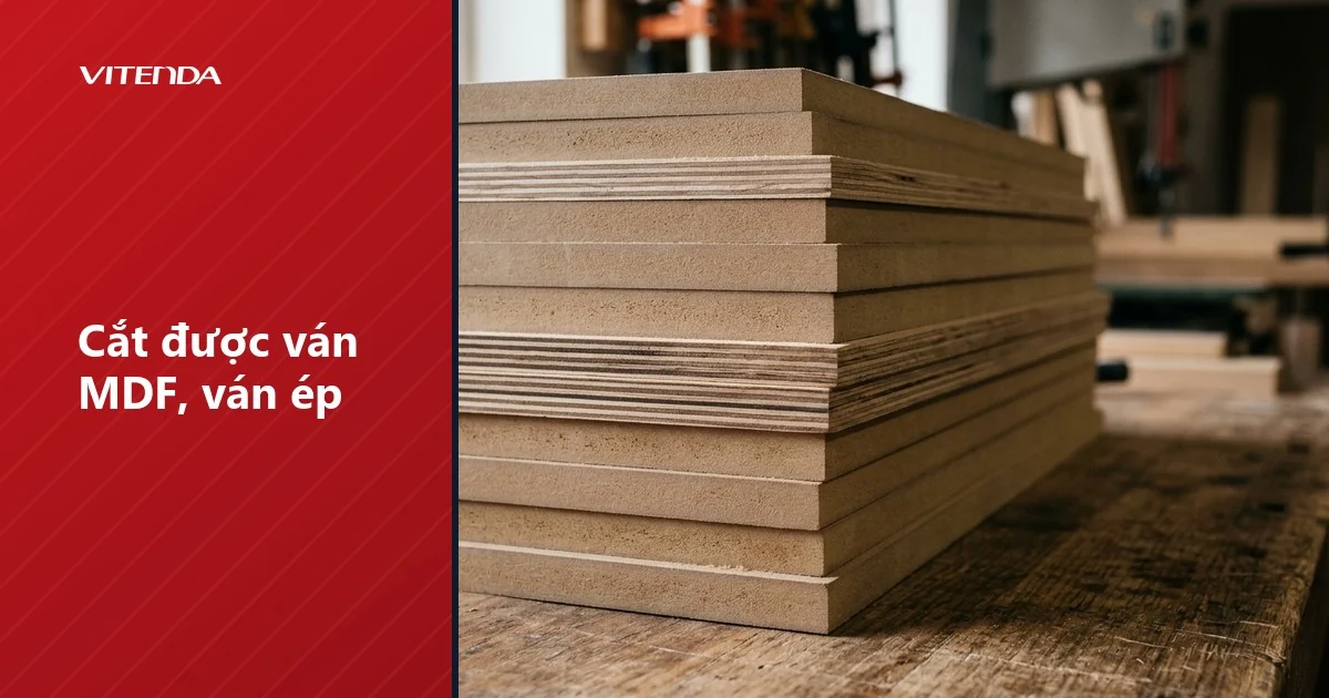 Chồng ván MDF và ván ép xếp trên bàn xưởng, mép cắt phẳng, minh hoạ vật liệu máy cắt CNC gỗ xử lý