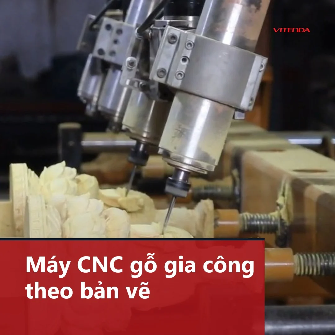 Đầu phay máy chế biến gỗ CNC nhiều trục đang đục chi tiết trên phôi gỗ trong xưởng