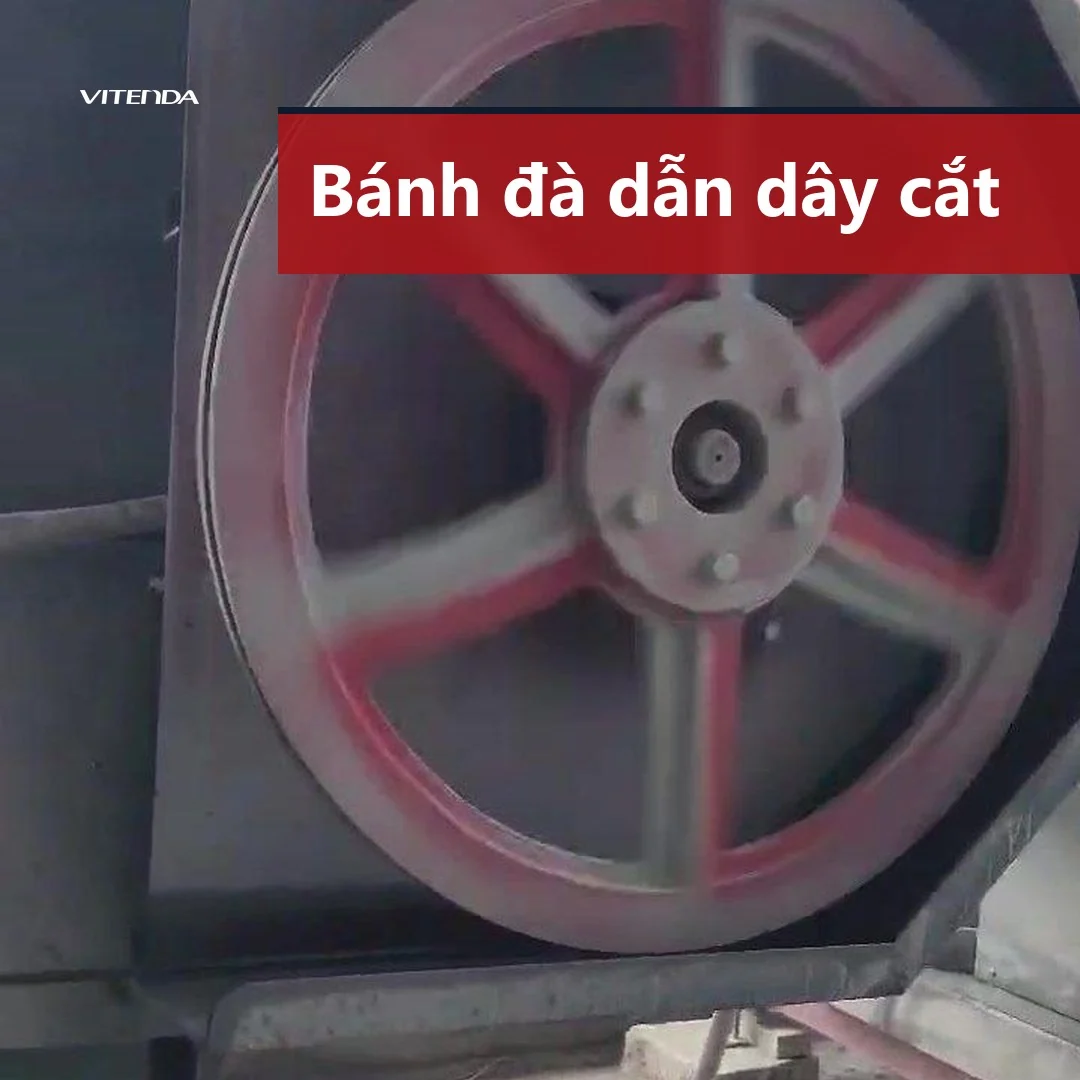 Cận cảnh bánh đà dẫn dây của máy cắt dây đá CNC Vitenda đang quay tại xưởng đá