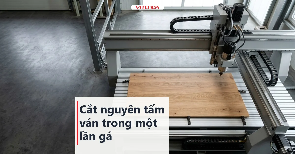 Ảnh minh hoạ tấm ván nằm gọn trên bàn máy CNC router khổ lớn, nhìn từ trên xuống, đầu dao đặt ở góc tấm ván