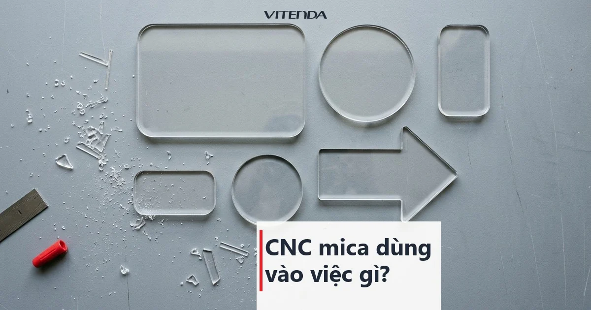 Các tấm mica trong suốt cắt sẵn thành hình chữ nhật, tròn và mũi tên, bên cạnh là phoi nhựa sau khi gia công CNC mica