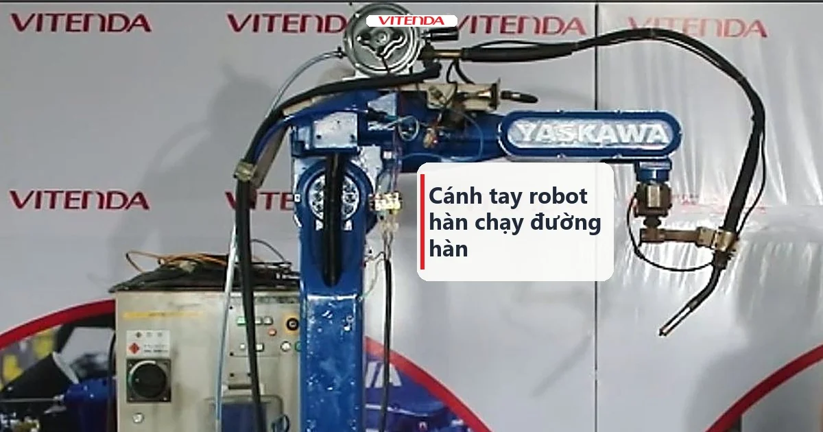 Cánh tay robot hàn màu xanh có mỏ hàn gắn đầu cánh tay, đặt tại Vitenda
