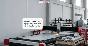 Ảnh minh hoạ máy cắt laser CNC đang cắt tấm thép trong xưởng gia công kim loại, kèm tiêu đề bài viết