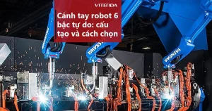 Ba cánh tay robot sáu trục màu xanh đang hàn trong xưởng, tia lửa hàn bắn ra, tiêu đề bài cánh tay robot 6 bậc tự do