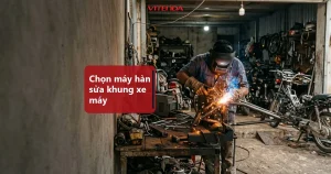 Minh hoạ thợ đang hàn vá khung xe máy trong tiệm sửa xe, tiêu đề chọn máy hàn sửa khung xe máy