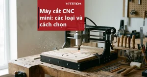 Ảnh minh hoạ máy cắt CNC mini trên bàn xưởng đang cắt tấm ván phẳng, kèm tiêu đề bài