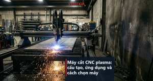 Cảnh minh hoạ xưởng cơ khí với máy cắt CNC plasma đang cắt tấm thép, tia plasma và tia lửa sáng trên bàn cắt