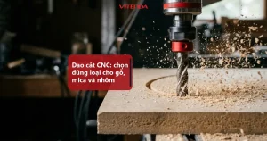 Dao phay xoắn trên trục chính máy CNC đang cắt tấm MDF, phoi gỗ bắn ra, minh hoạ bài chọn dao cắt CNC