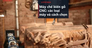 Đầu phay máy chế biến gỗ CNC đang đục chi tiết hoa văn rồng trên khối gỗ trong xưởng