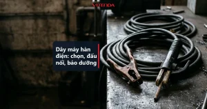 Bó dây hàn cuộn, kẹp mát và kìm hàn trên bàn xưởng, ảnh minh hoạ do AI tạo, kèm tiêu đề bài về dây máy hàn điện