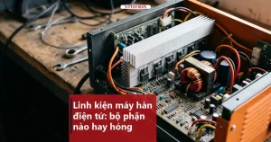 Bên trong máy hàn điện tử mở nắp với bo mạch, tản nhiệt nhôm và biến áp xung, ảnh AI minh hoạ