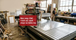 Máy CNC router bàn phẳng đang cắt tấm nhôm trong xưởng biển hiệu, kèm tiêu đề bán máy CNC 1325 cũ