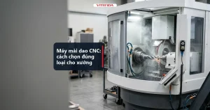 Máy mài dao CNC đang mài một dao phay ngón trong xưởng cơ khí, ảnh minh hoạ bối cảnh