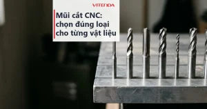 Cận cảnh các mũi cắt CNC xoắn và thẳng xếp trên mép bàn máy kim loại, minh hoạ bài chọn mũi cắt CNC