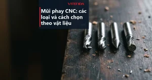 Bốn mũi phay CNC các kiểu đầu mũi đặt cạnh nhau trên bàn xưởng, kèm tiêu đề bài về cách chọn mũi phay CNC